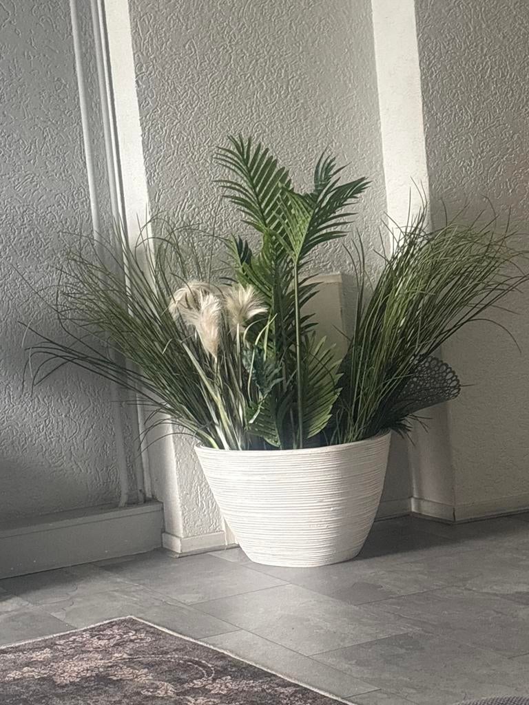 Stijlvolle witte plantenbak met kunstplanten, Kunststof, Gebruikt, Minder dan 60 cm, Rond