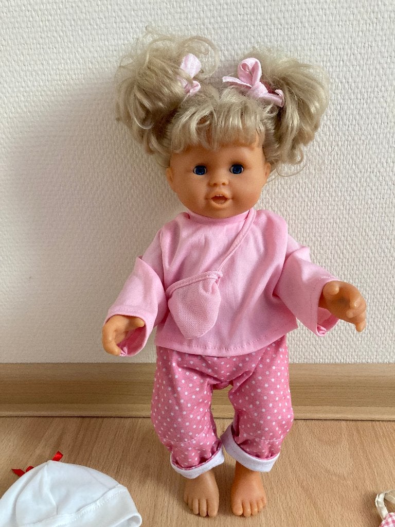Mooie babypop + kleding, spreekfunctie defect - merk Berchet, Kinderen en Baby's, Speelgoed | Poppen, Ophalen of Verzenden, Gebruikt