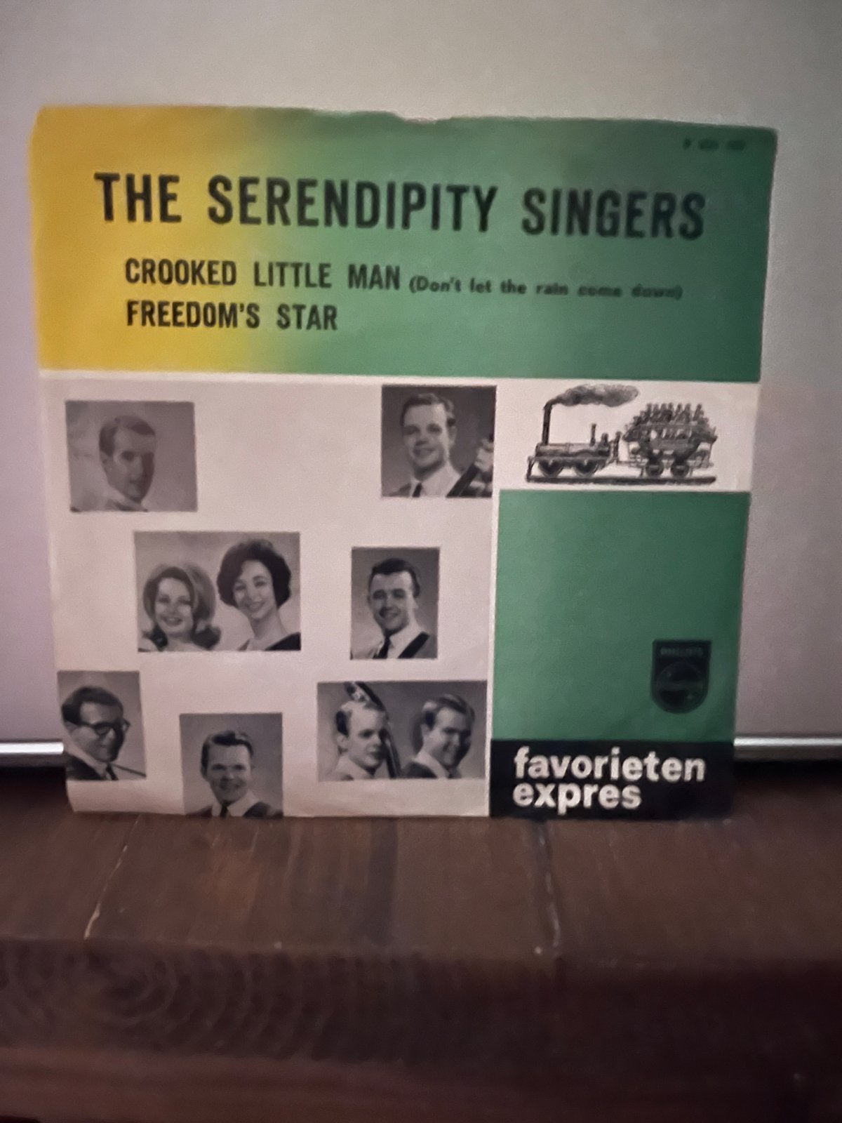 The Serendipity Singers - Crooked Little Man (1964) Philips, Overige genres, 7 inch, Ophalen of Verzenden, Zo goed als nieuw