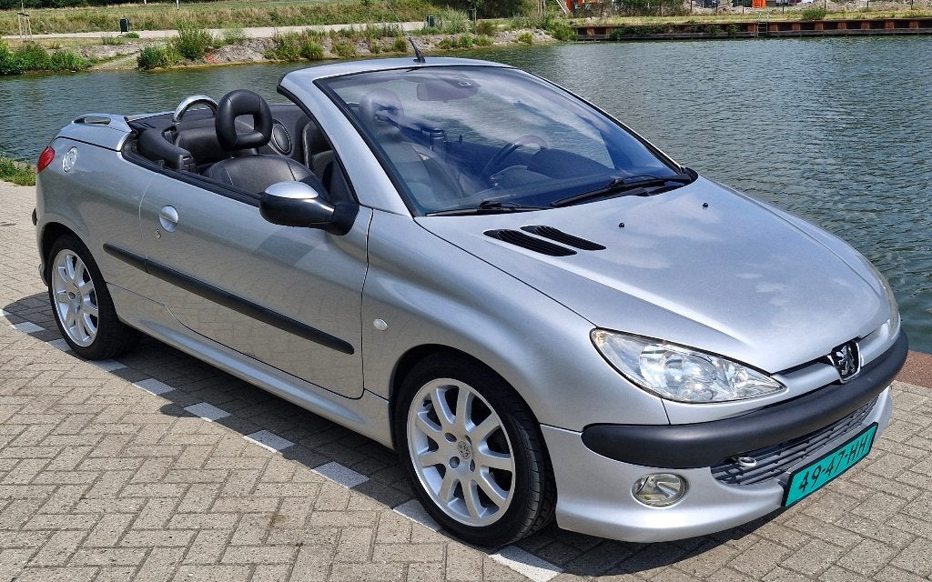 Peugeot 206 2.0 16V CABRIO INRUIL EN GARANTIE MOGELIJK, Auto's, Peugeot, 136 pk, Zwart, 4 cilinders, Cabriolet