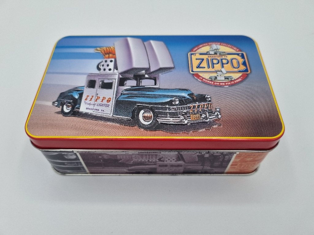 Zippo Chrysler Saratoga 1998 - NIEUW - Limited Edition, Verzamelen, Rookartikelen, Aanstekers en Luciferdoosjes, Verzenden, Nieuw