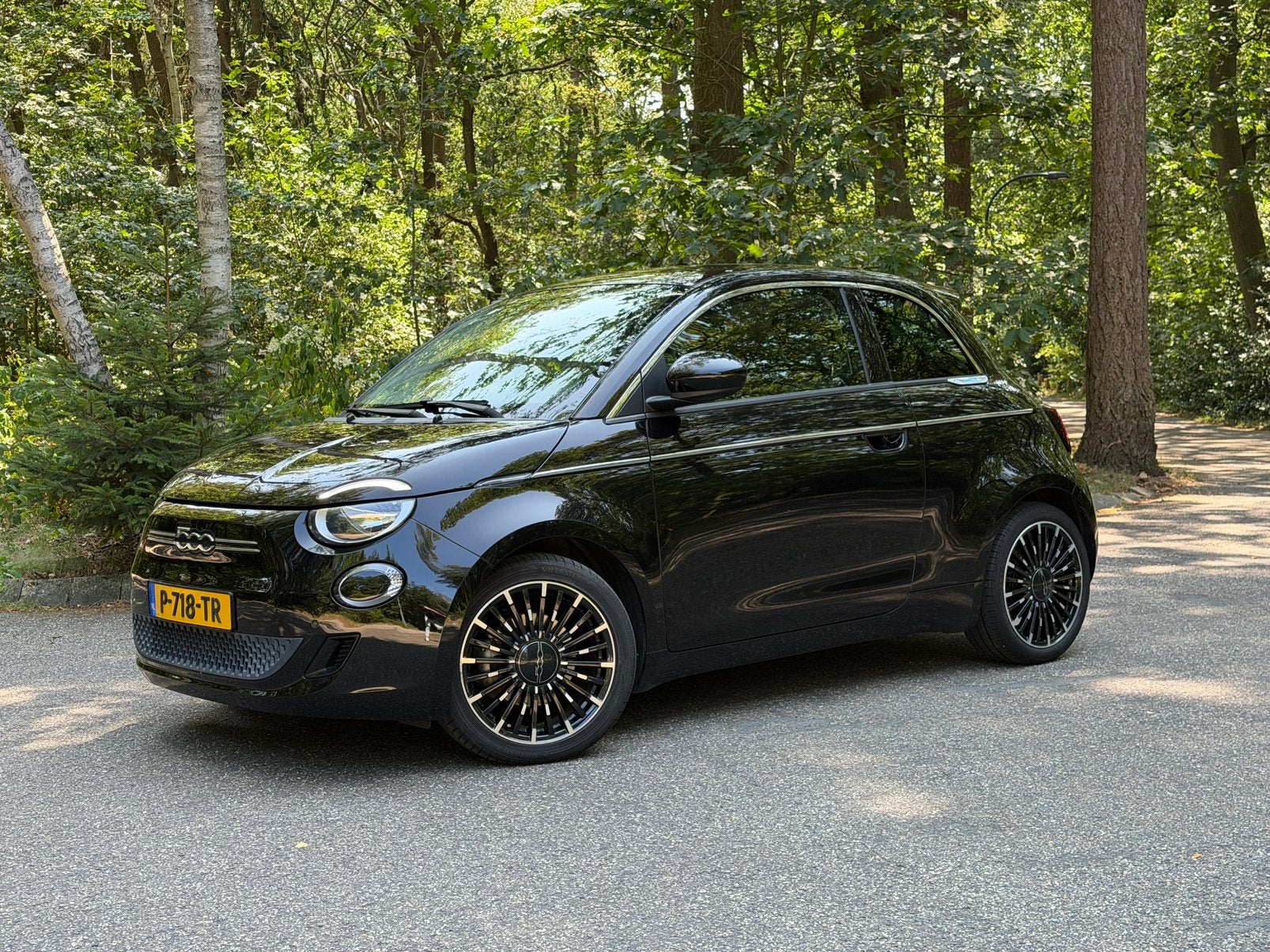 Fiat 500 42KWh 3+1 Icon l Luxe l 2x PDC l Camera l 3 fase, 50 €/maand, 4 stoelen, Zwart, Origineel Nederlands