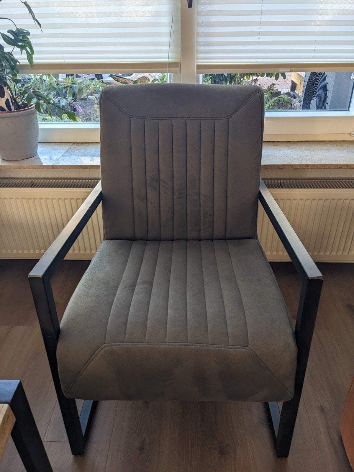 Set van 2 moderne fauteuils met metalen frame en grijze stof, Huis en Inrichting, Fauteuils, Ophalen, Gebruikt, 75 tot 100 cm