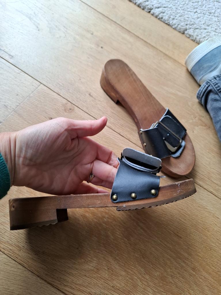 Houten muiltjes met leren band en gesp - Maat 38, Ophalen of Verzenden