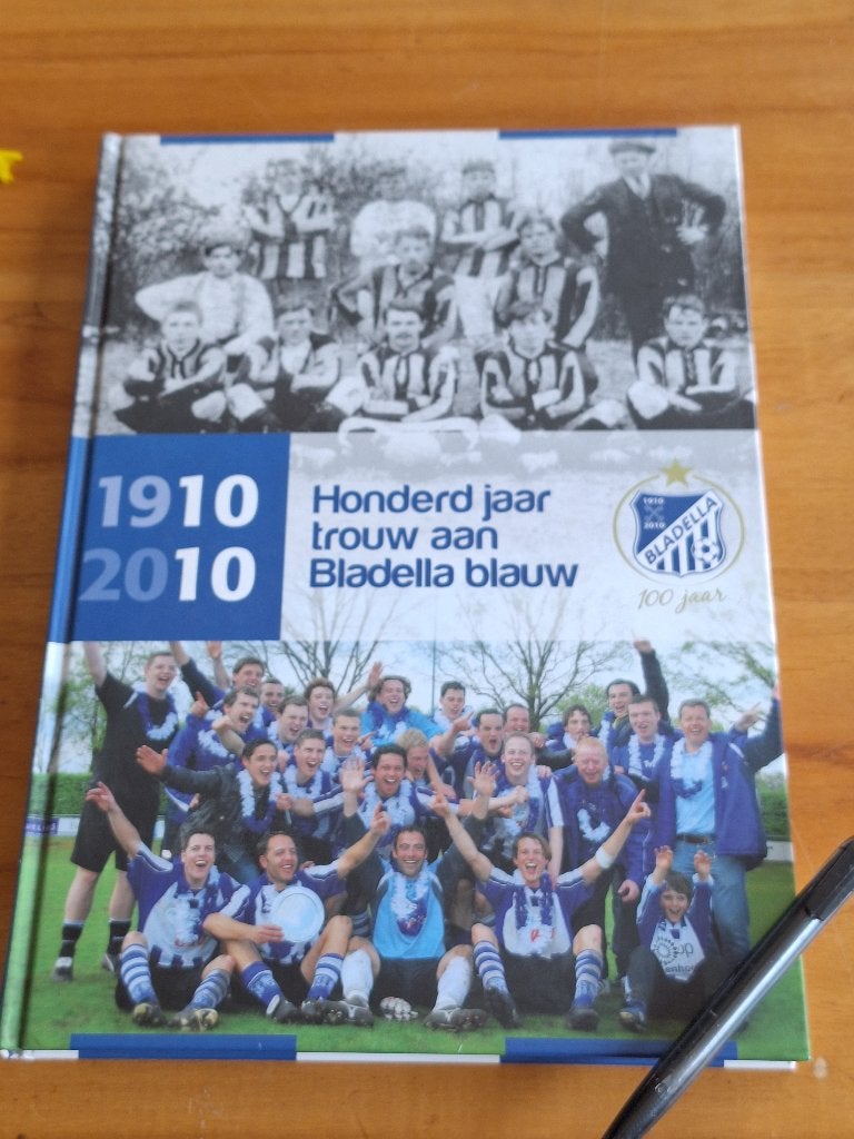 Honderd jaar trouw aan Bladella blauw (1910-2010), Ophalen of Verzenden, Zo goed als nieuw, 20e eeuw of later, Onbekend