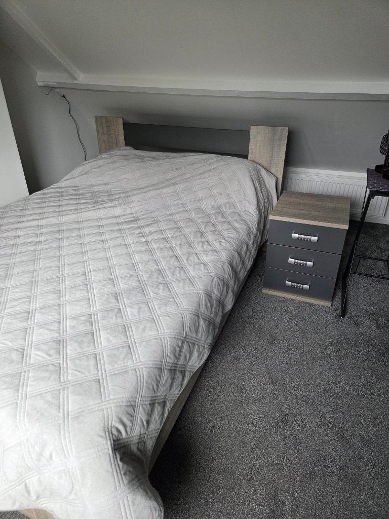 tweepersoonsbed 140cm x 210cm en bijpassend nachtkastje, Ophalen, 210 cm, Tweepersoons, 140 cm