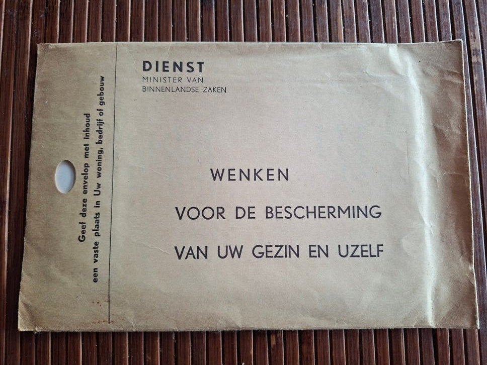 Vintage instructiekaart 'Bescherming Bevolking' (jaren '60), Boeken, Ophalen of Verzenden, 20e eeuw of later, Gelezen, Dienst Minister van Binnenlandse Zaken