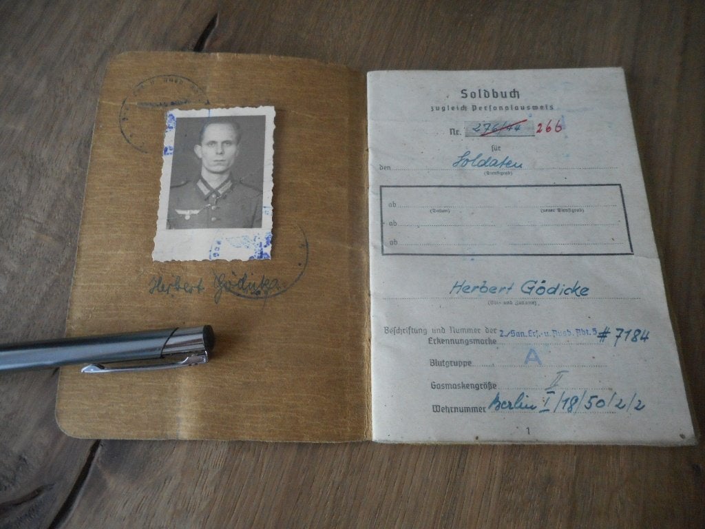 Soldbuch Sanitäter + extra documenten, Verzamelen, Verzenden, Nederland, Embleem of Badge