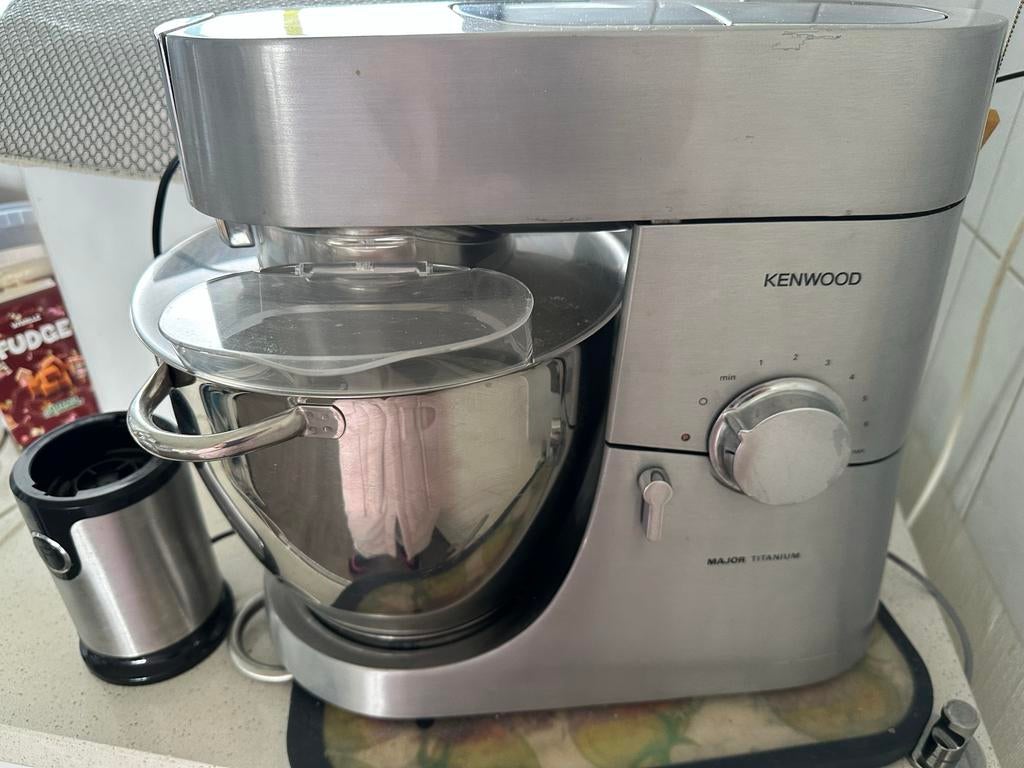 Kenwood Titanium Major keukenmachine met accessoires, Witgoed en Apparatuur, Keukenmixers, Gebruikt, 4 liter of meer, 3 snelheden of meer
