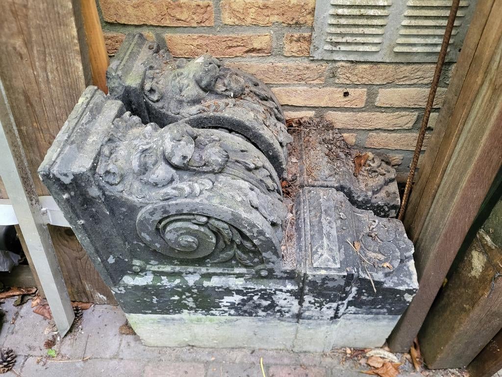 Hardsteen ornamenten, leeuwenkoppen en granieten palen, Ophalen