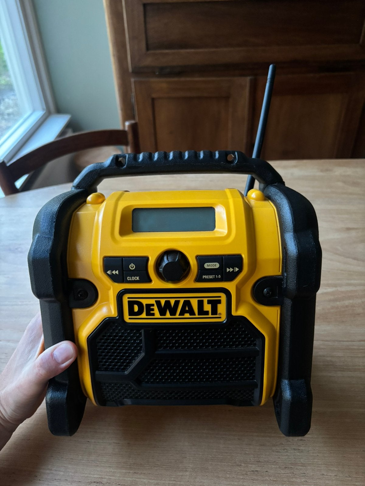 DeWALT bouwradio op netstroom en accu, Ophalen, Zo goed als nieuw