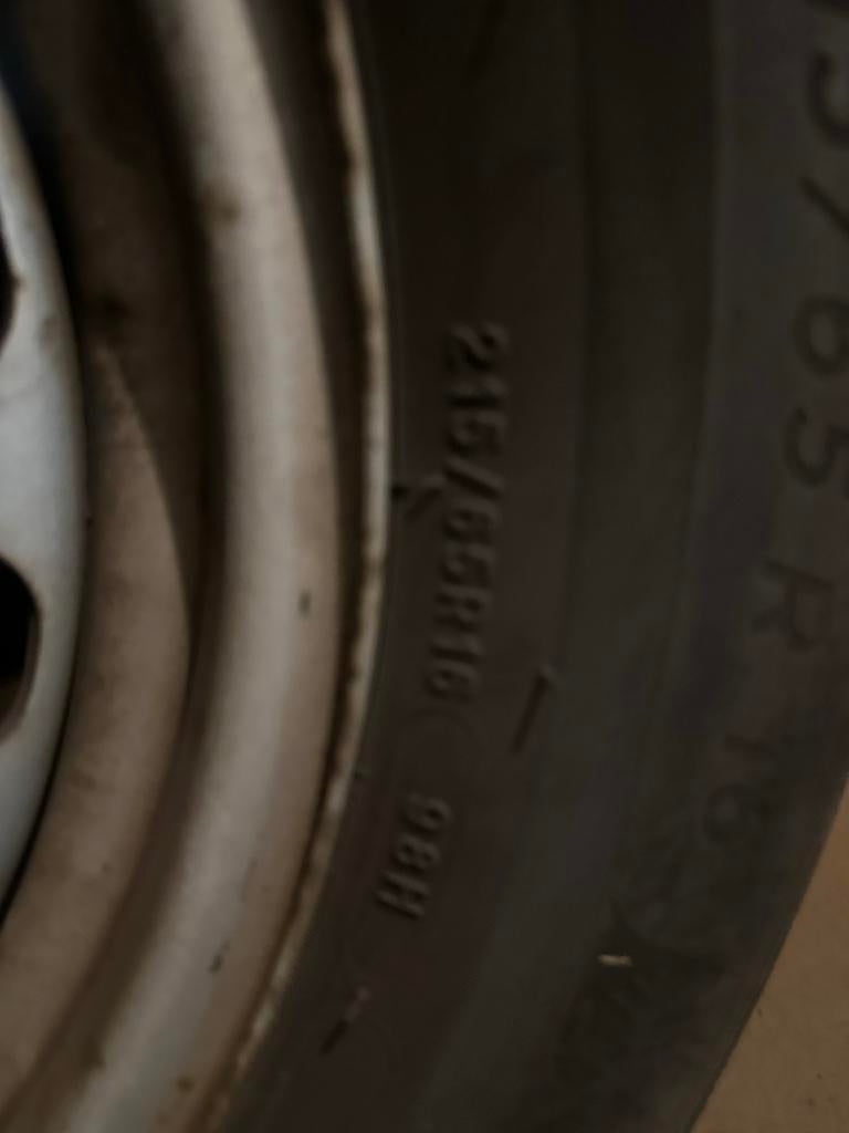 Winterbanden met velgen 215/65R16/ 5,1mm, Auto-onderdelen, Banden en Velgen, 16 inch, Banden en Velgen, Personenwagen, Gebruikt