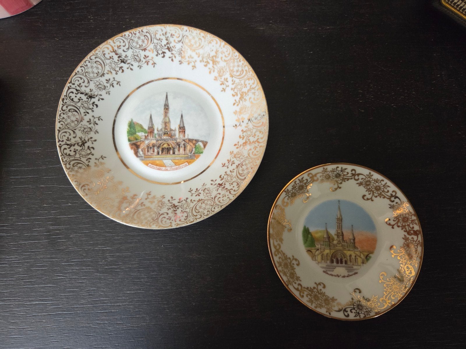 Twee vintage  Limoges Lourdes bordjes, goudkleurig, Ophalen of Verzenden