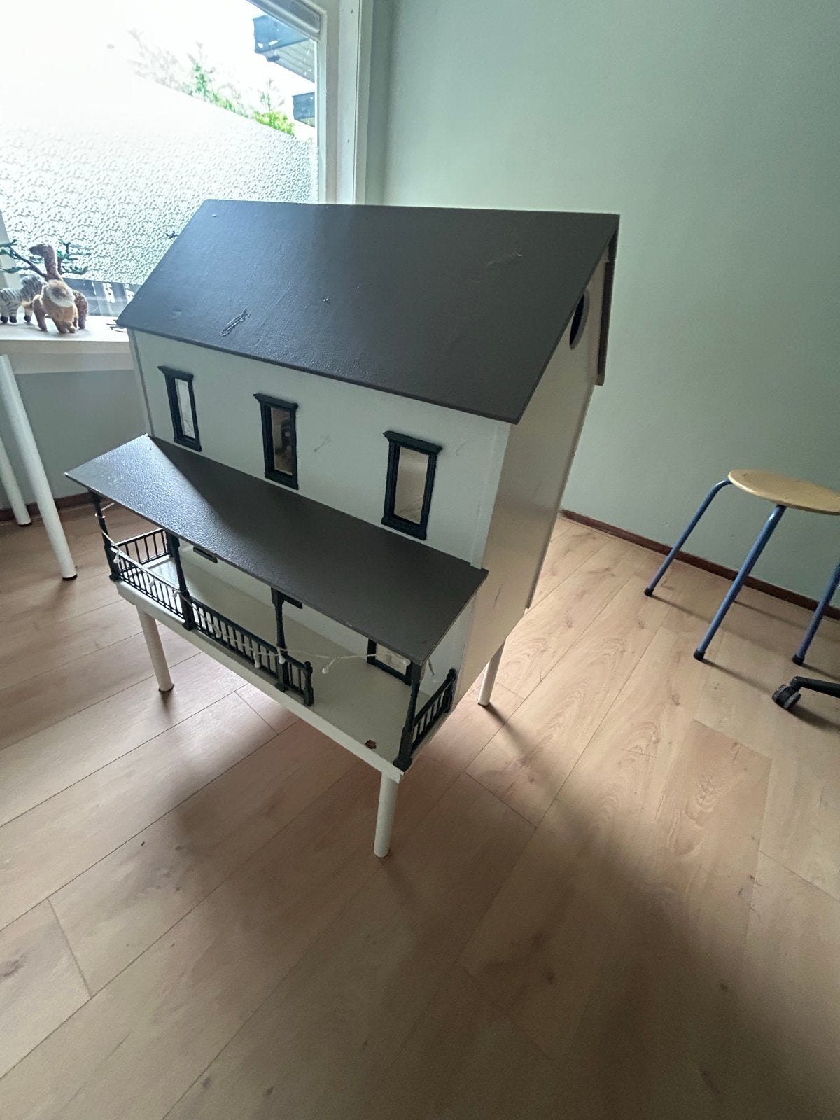 Uniek Poppenhuis met Meubels - Zo goed als nieuw, Verzamelen, Poppenhuizen en Toebehoren, Ophalen, Zo goed als nieuw, Poppenhuis