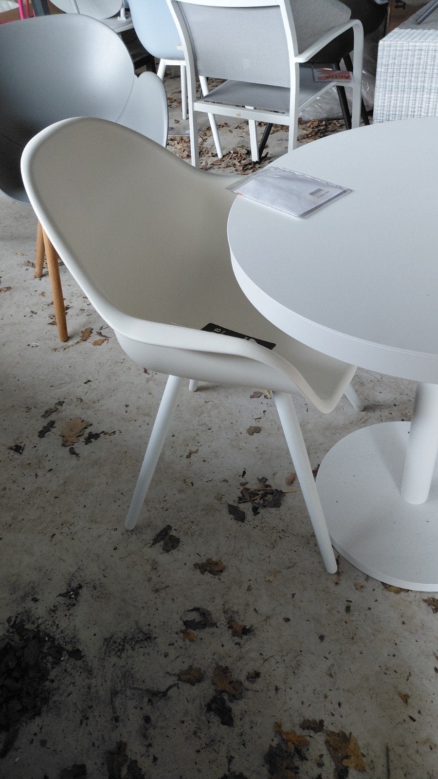 Nieuwe Beach 7 tuinset: 3 witte stoelen met ronde klaptafel, Tuin en Terras, Tuinsets en Loungesets, Kunststof, 3 zitplaatsen