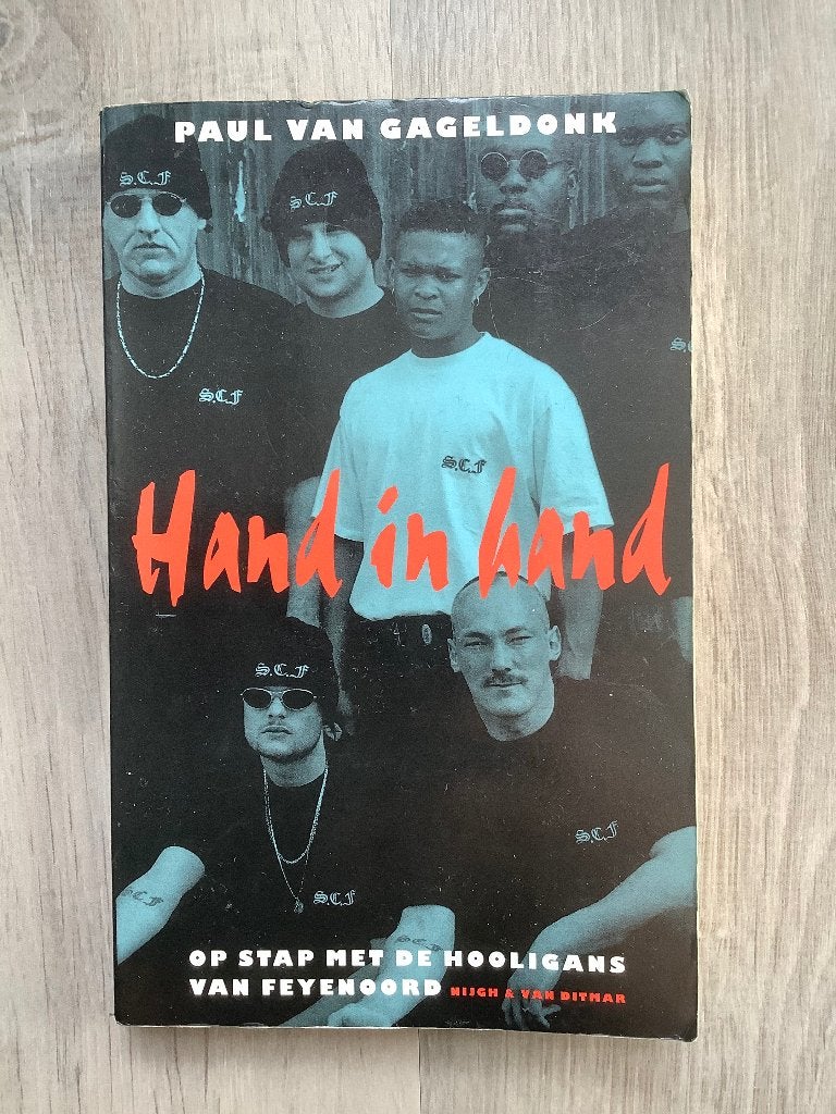 Feyenoord Hooligans - Hand in hand - Paul Van Gageldonk, Gelezen, Paul Van Gageldonk, Ophalen of Verzenden, Balsport