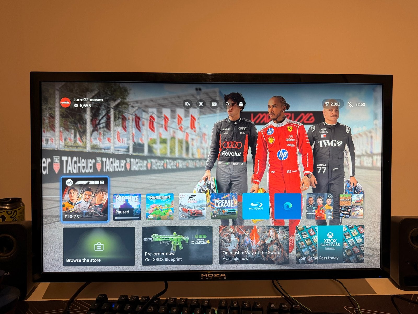Foto 5 van Xbox Series X met controller en F1 23 game