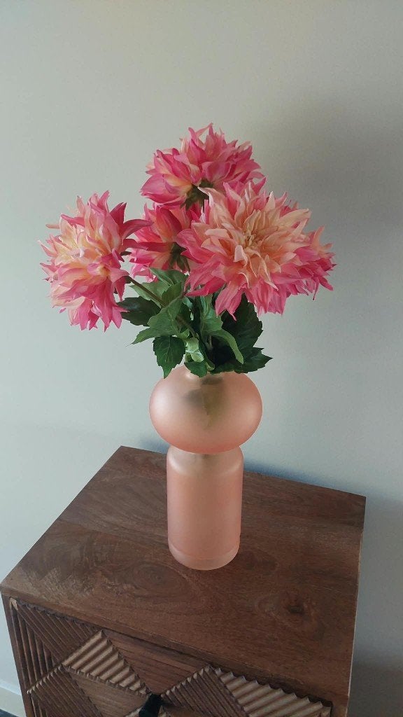 Te gekke eyecatcher: vaas met kunst dahlia's, Ophalen of Verzenden, Gebruikt, Overige kleuren, Glas