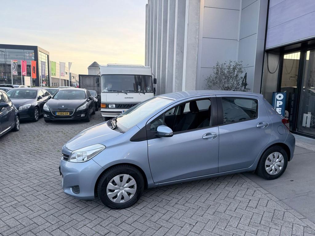 Toyota Yaris 1.3 VVT-i Now 2E EIG! AIRCO! 5DEURS! INRUIL MOG, Auto's, Toyota, Voorwielaandrijving, Euro 5, Stof, Zwart