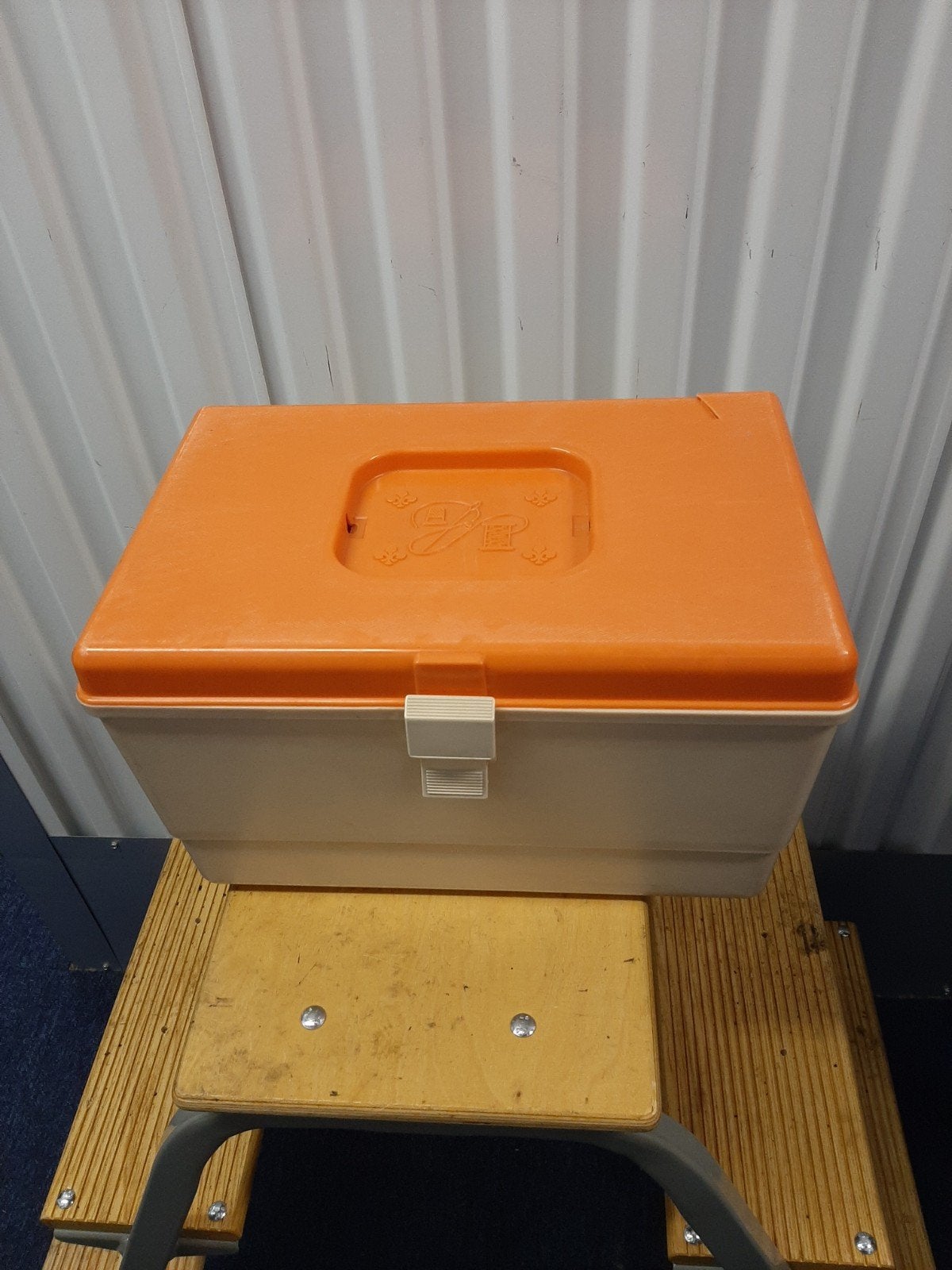 Naaibox met knopen, linten en fournituren, Ophalen of Verzenden, Gebruikt, Knoop of Knopen