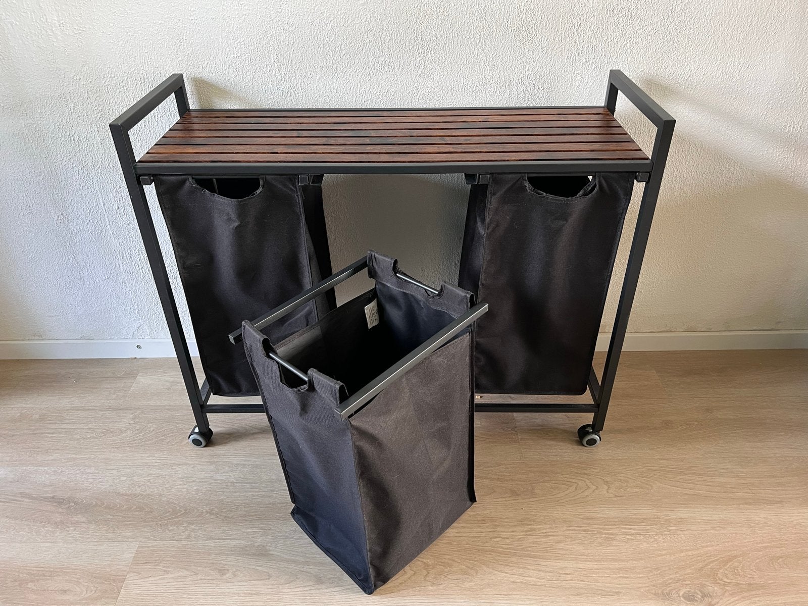 Wasmand met 3 vakken en houten blad, Ophalen, Zwart, Zo goed als nieuw, Metaal