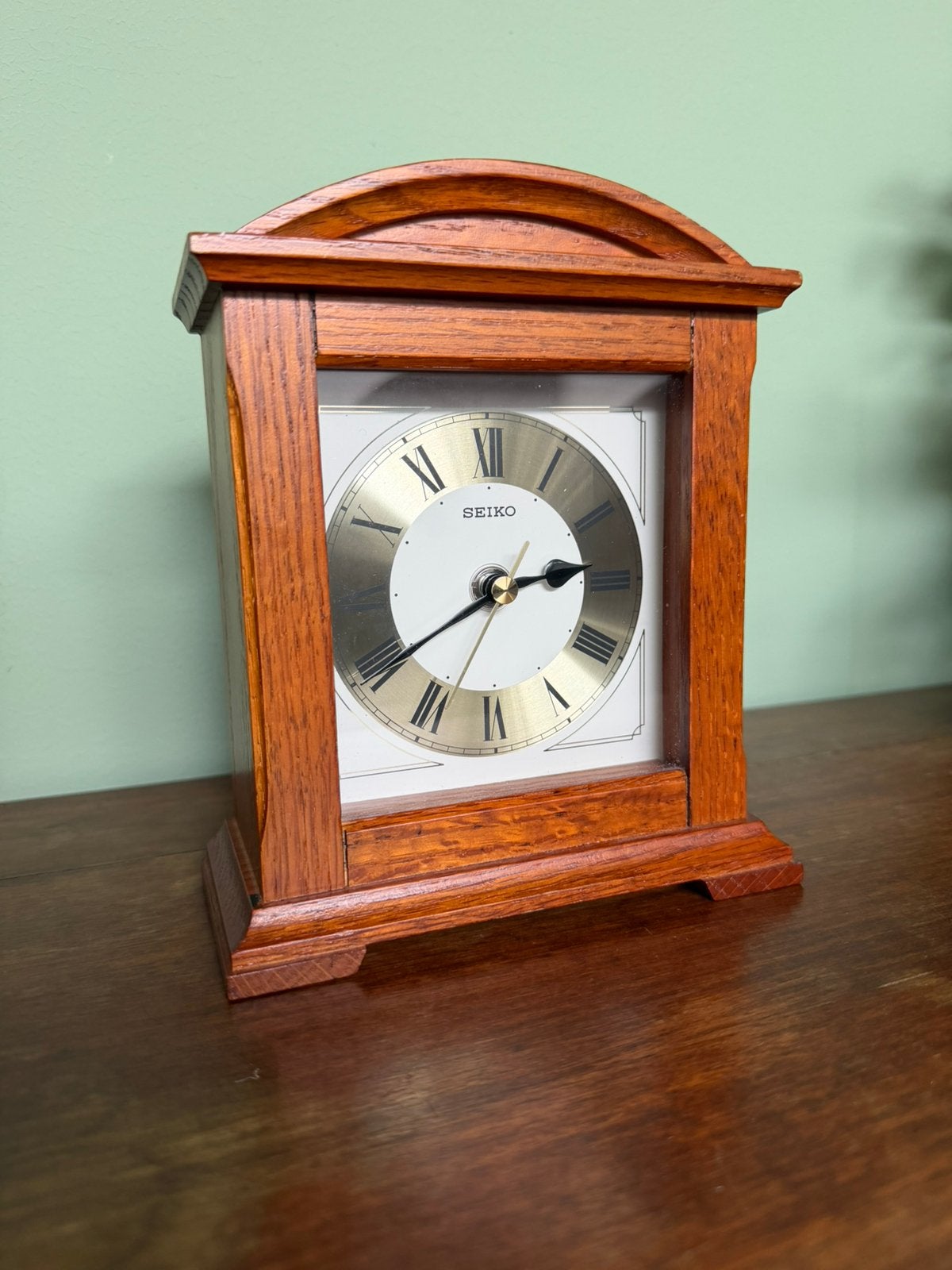 Seiko Tafelklok QXG123B met een bruine eikenhouten kast, Antiek en Kunst, Ophalen of Verzenden