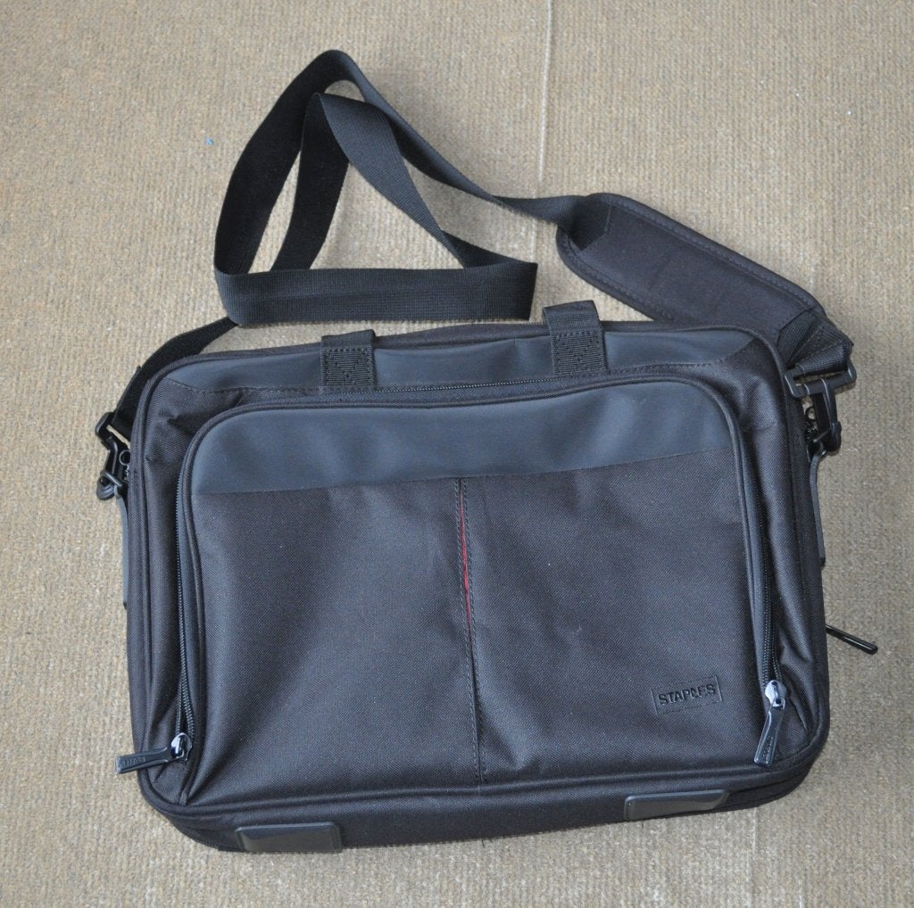 P385 Laptoptas (Staples) Luxe Laptoptas met draagriem, Computers en Software, Laptoptassen, Ophalen, 17 inch of meer, Nieuw, Zwart