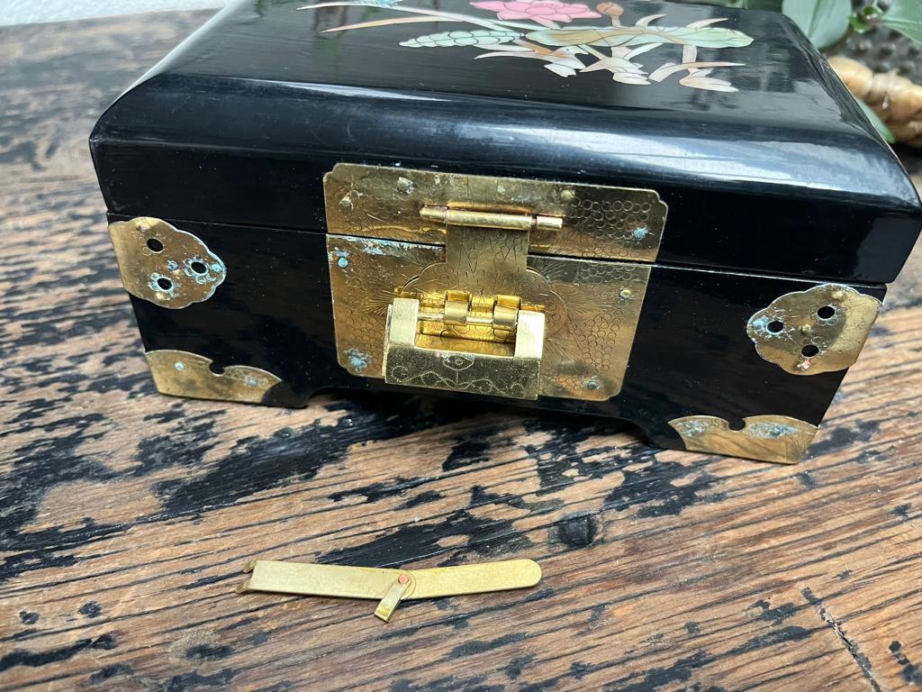 chinees sieraden juwelen kistje box doos en slot, Verburgt Vintage, Nieuw, Ophalen of Verzenden, https://verburgtvintage.nl/#contact