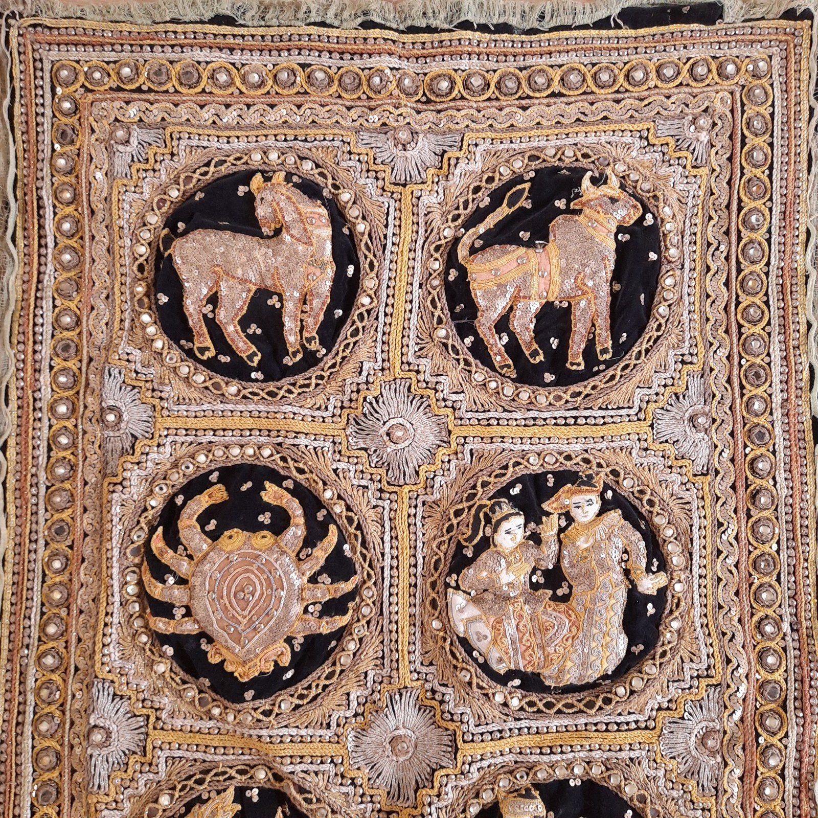 Myanmar Birma: Kalaga Wandkleed Tekens Dierenriem Zodiac, Antiek en Kunst, Verzenden