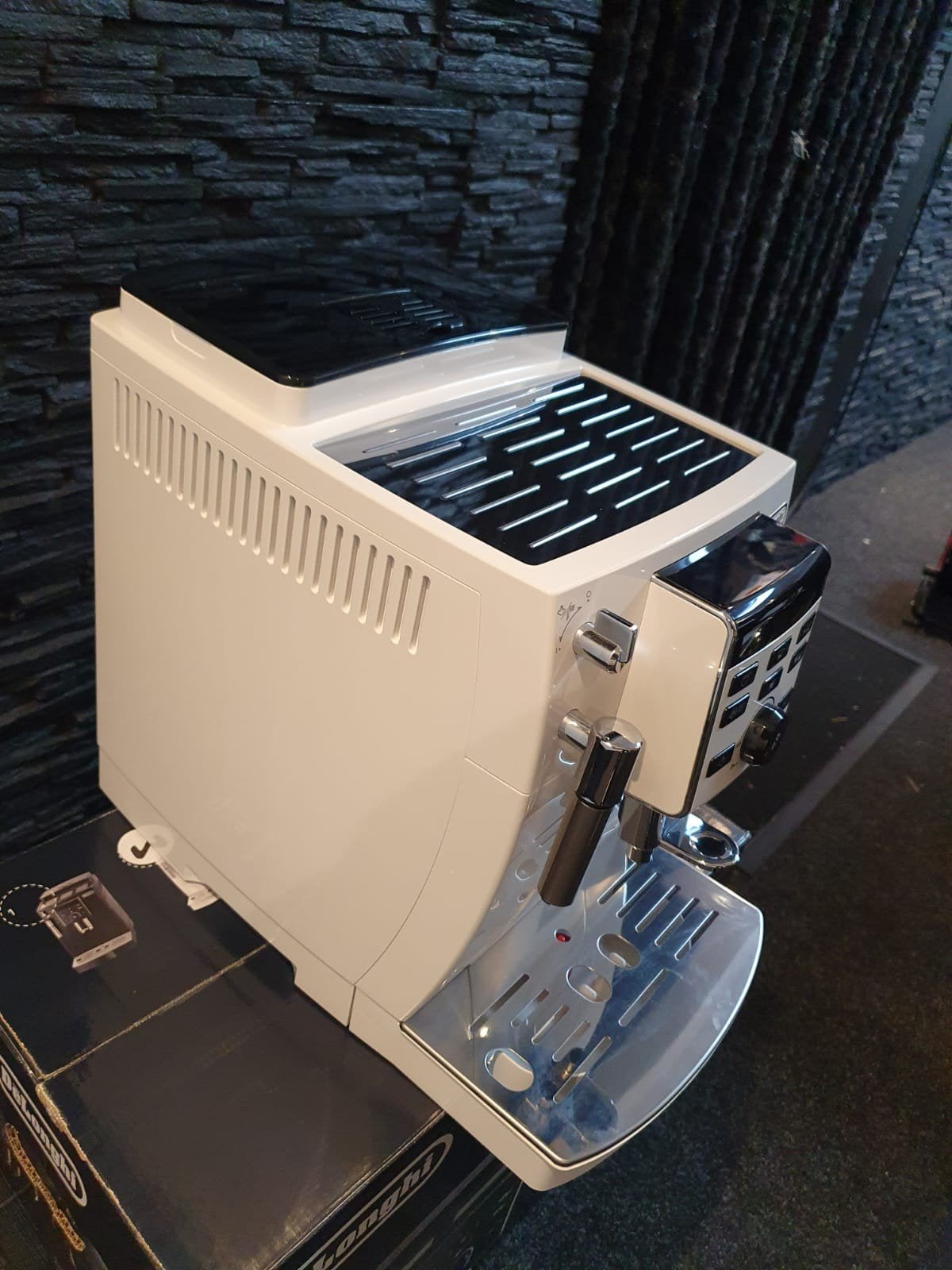 DeLonghi ECAM13.123 Volautomatische Espressomachine, Witgoed en Apparatuur, Ophalen, Espresso apparaat, Zo goed als nieuw, Afneembaar waterreservoir