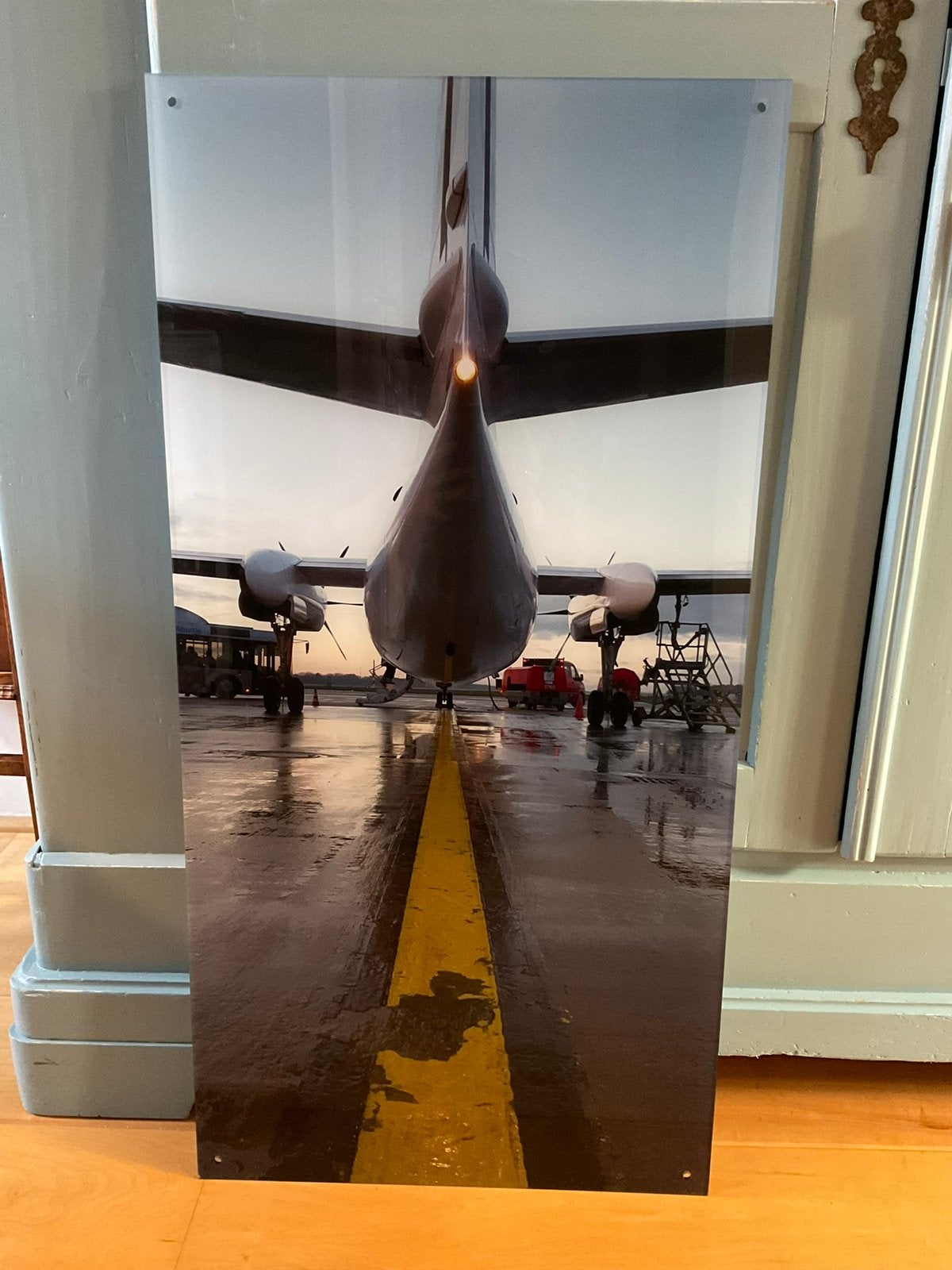 Unieke foto plexiglas staart Fokker 50 op Hamburg airport, Verzamelen, Luchtvaart en Vliegtuigspotten, Ophalen, Gebruikt, Kaart, Foto of Prent
