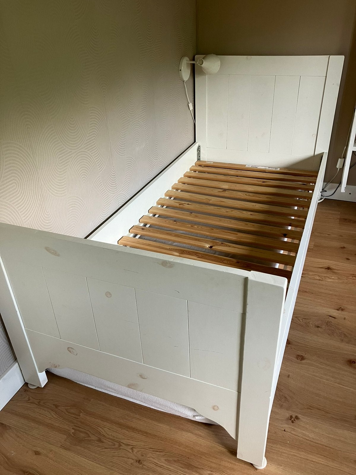 Brocante houten bed wit 90x200 cm, Kinderen en Baby's, Ophalen, 85 tot 100 cm, Zo goed als nieuw, Lattenbodem