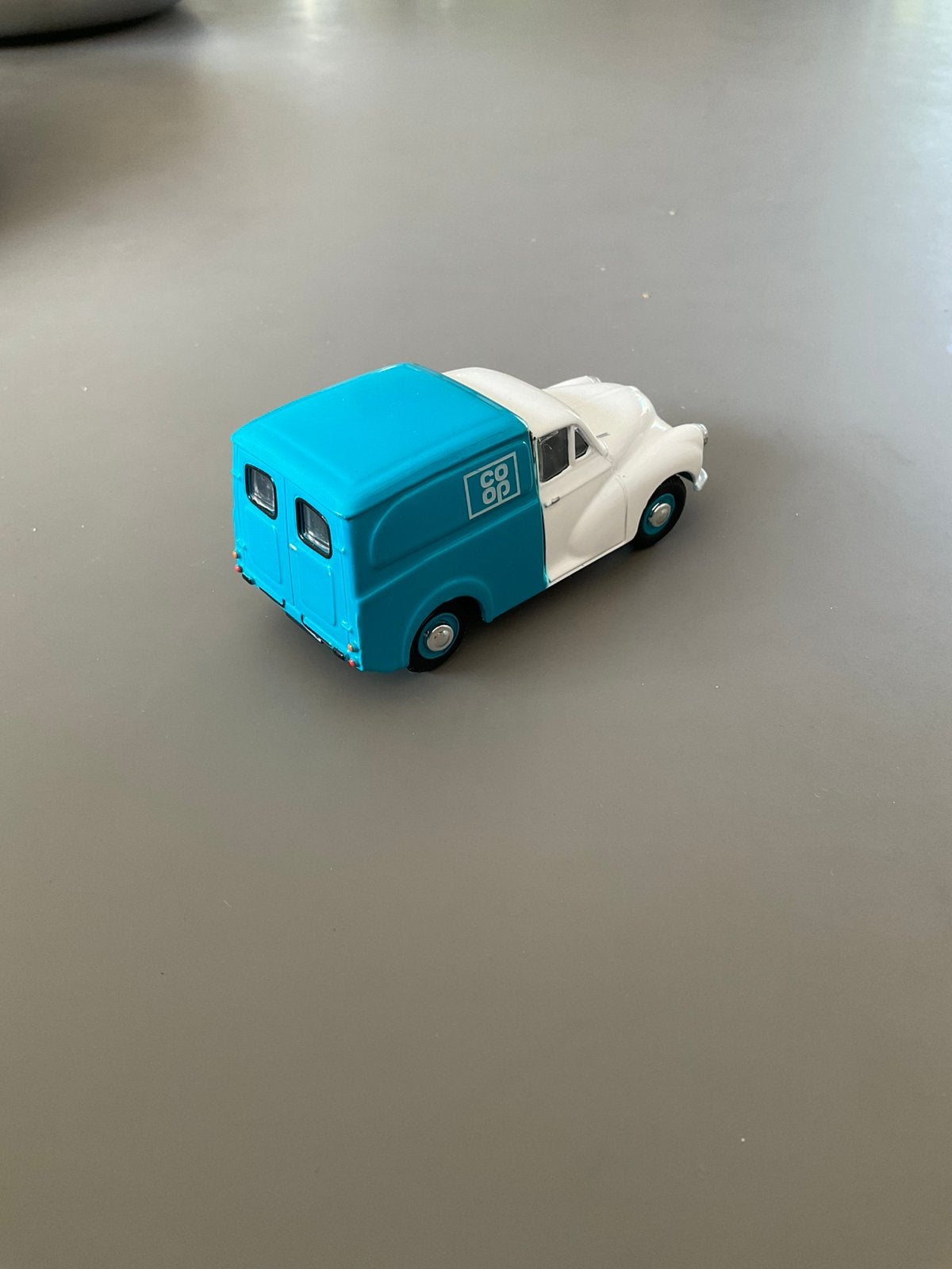 Morris Minor Van Coop, Oxford Diecast, schaal 1:43., Ophalen of Verzenden, Zo goed als nieuw, Auto
