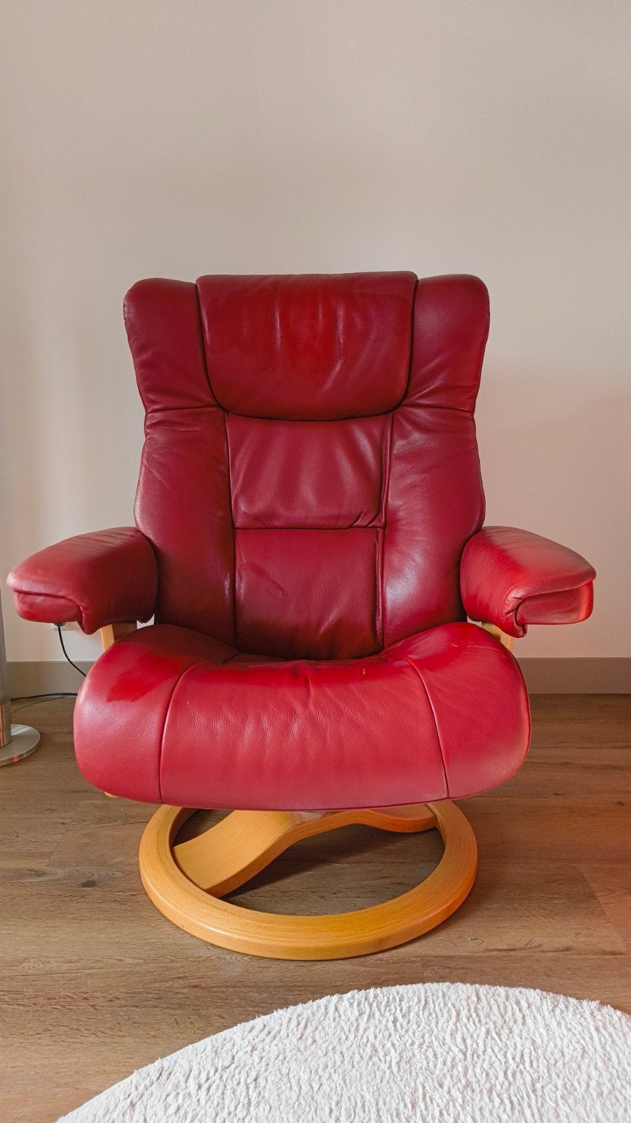 Comfortabele rode leren relaxfauteuil met houten onderstel