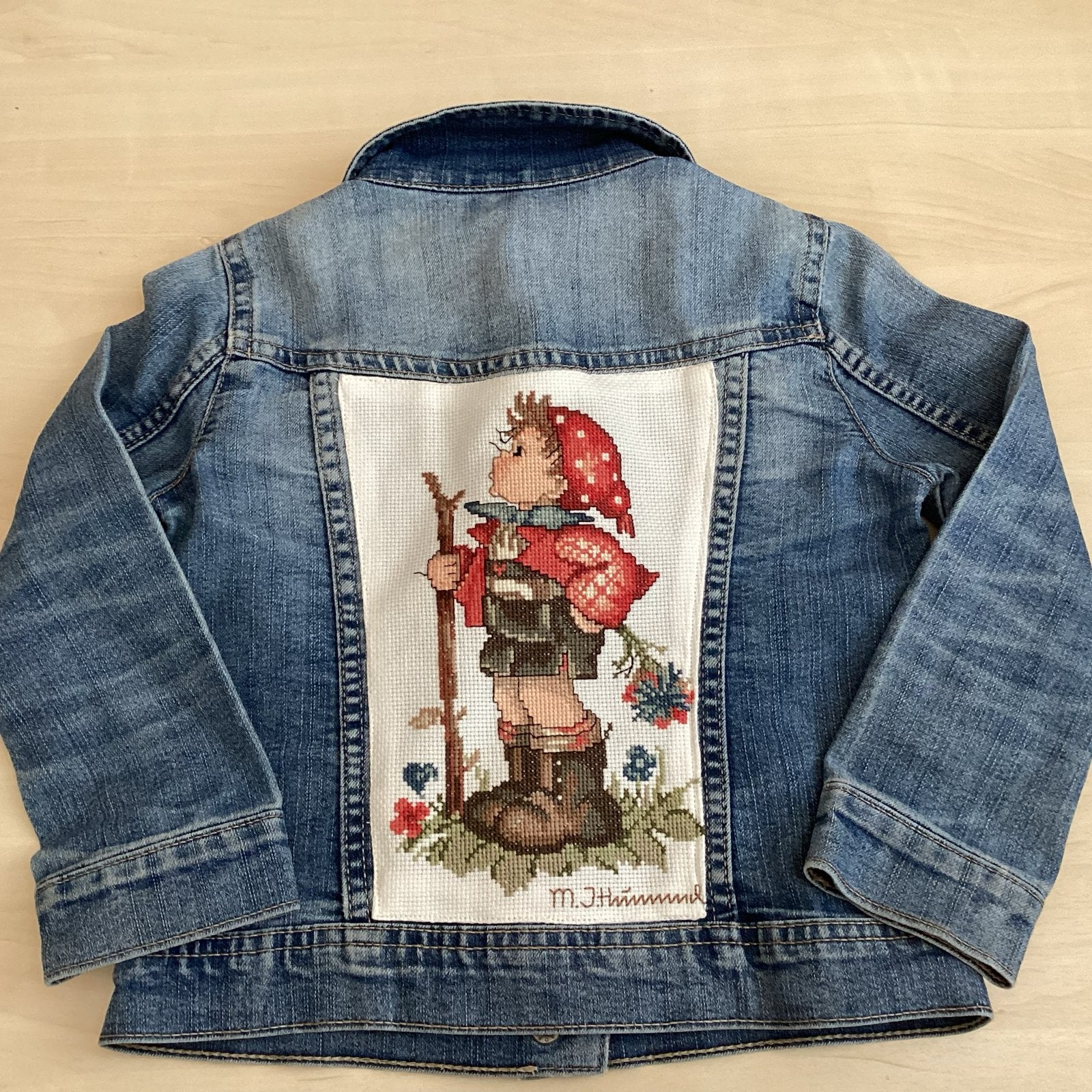 Unieke Upcycled Benetton spijkerjas met geborduurd hummeltje, Ophalen of Verzenden, Zo goed als nieuw, Jongen of Meisje