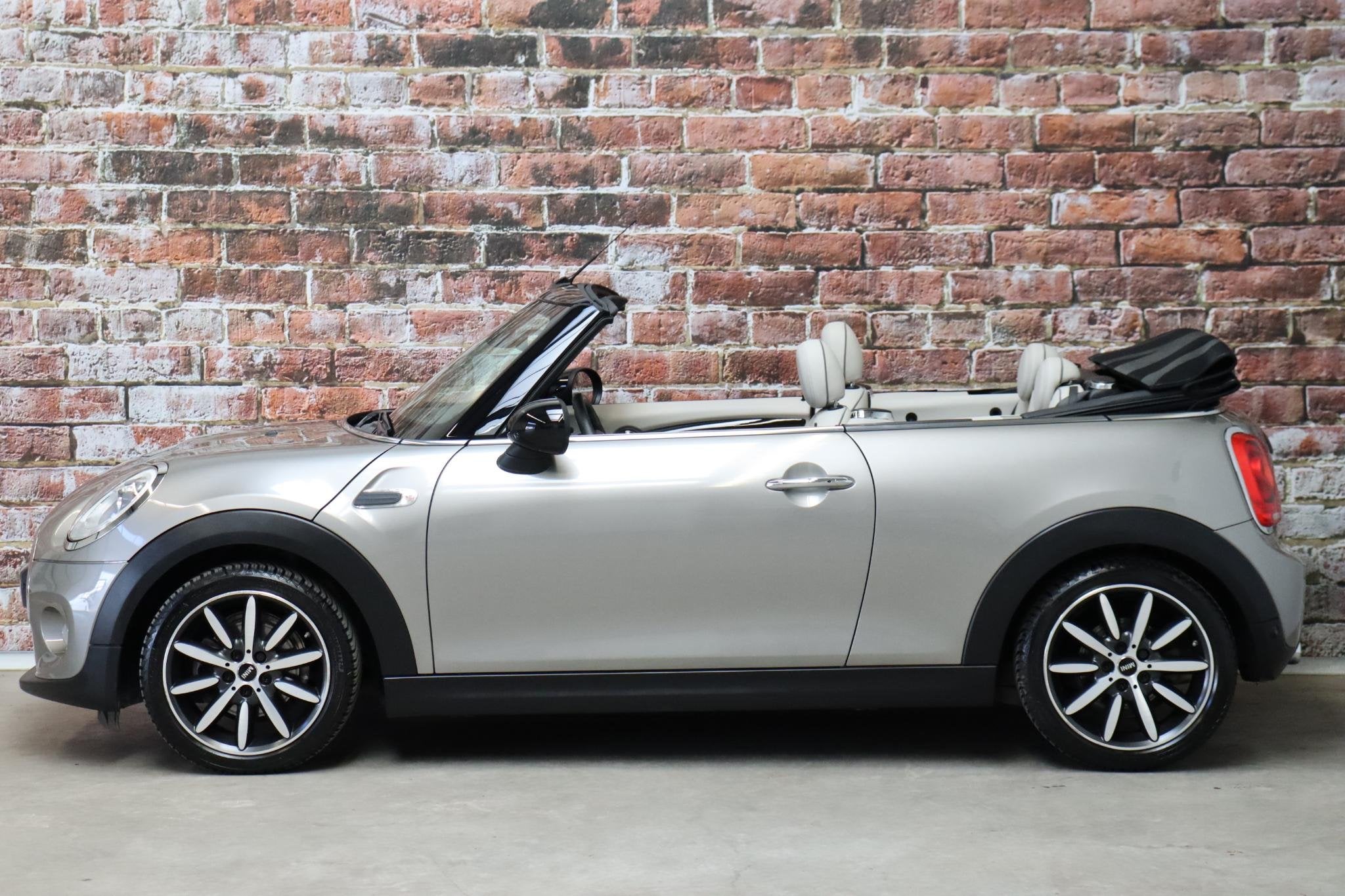 MINI Cabrio Cooper Chili Serious Business / Navigatiesysteem, Auto's, Mini, Voorwielaandrijving, 136 pk, Gebruikt, Euro 6