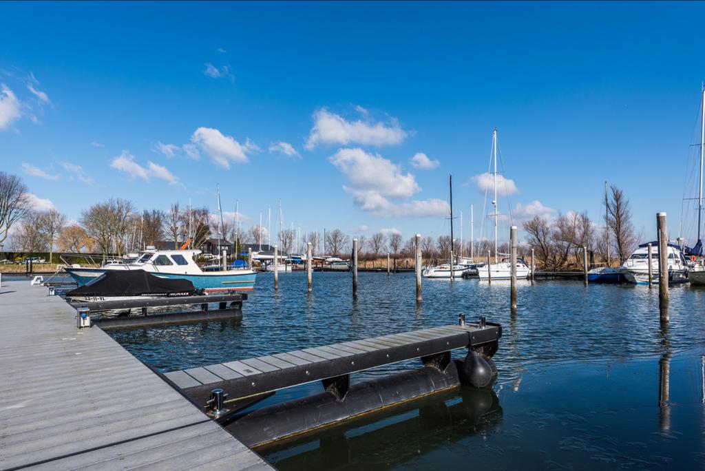 Prachtige ligplaats te huur aan het Hollands Diep (12x4m), Watersport en Boten, Ligplaatsen, Herfst