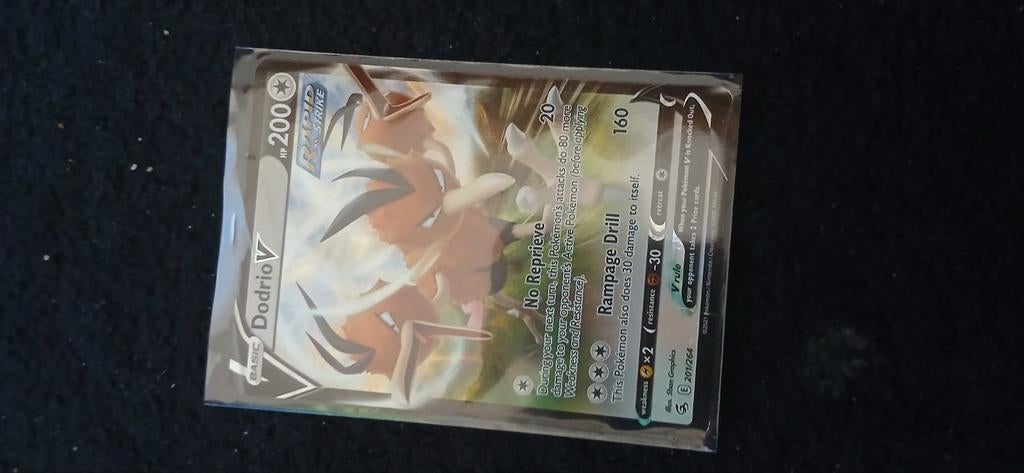 Pokemon dodrio V kaart, Ophalen of Verzenden, Zo goed als nieuw, Losse kaart
