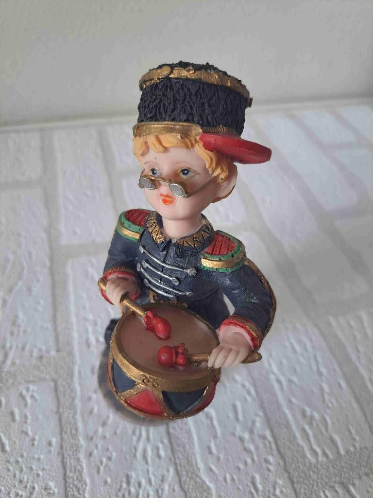 Jongen speelt trommel, kunsthars 7.5x10x16.5cm, Verzamelen, Beelden en Beeldjes, Ophalen of Verzenden, Zo goed als nieuw, Mens
