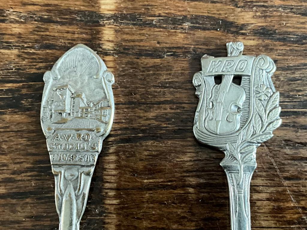 Vintage verzilverde lepeltjes: AVRO en KRO, Antiek en Kunst, Antiek | Bestek, Ophalen