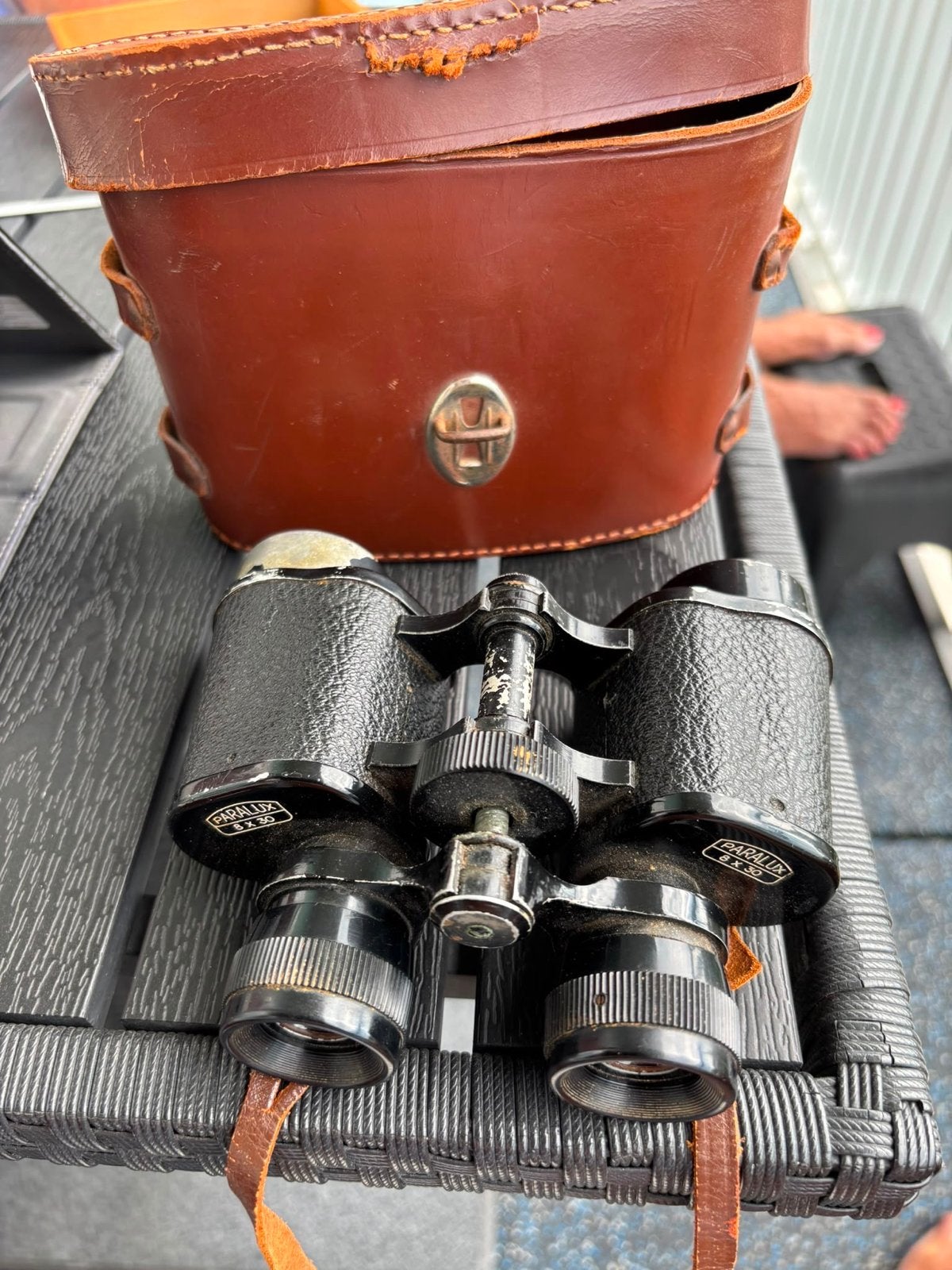 Vintage ParaluX 8x30 verrekijker met leren tas, Ophalen, Gebruikt, Porro (met knik), 8 tot 12x