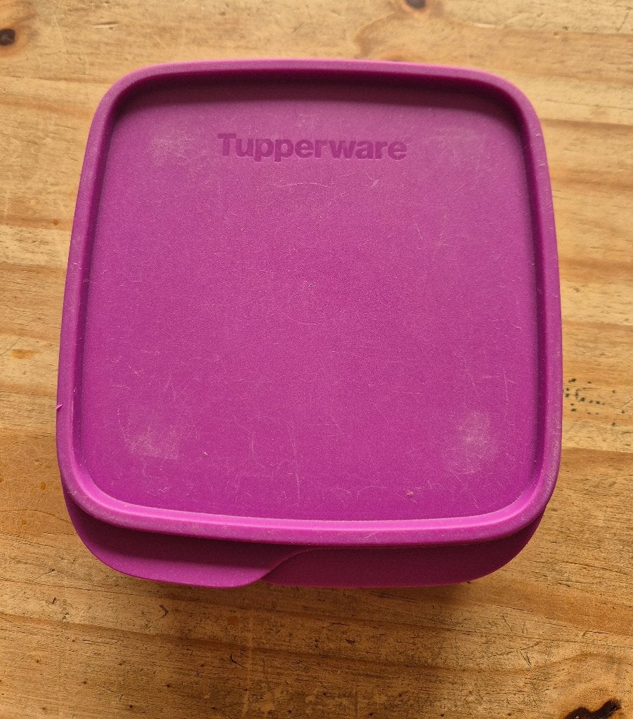 Tupperware Compacte lunchbox 15x15x4.5cm Paars, Paars, Overige typen, Ophalen of Verzenden, Zo goed als nieuw