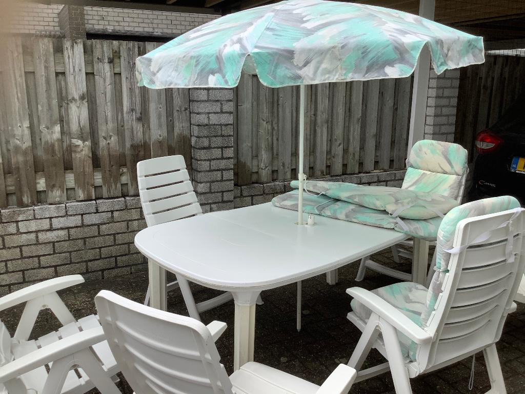 Tuinstoelen incl kussens, tafel en parasol, Tuin en Terras, Tuinsets en Loungesets, Ophalen, Kunststof, Gebruikt, 6 zitplaatsen