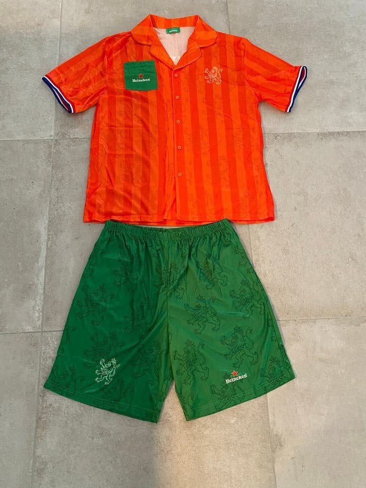 Heineken pilsjama 2026, Kleding | Heren, Sportkleding, Nieuw, Voetbal, Maat 52/54 (L), Oranje, Ophalen of Verzenden