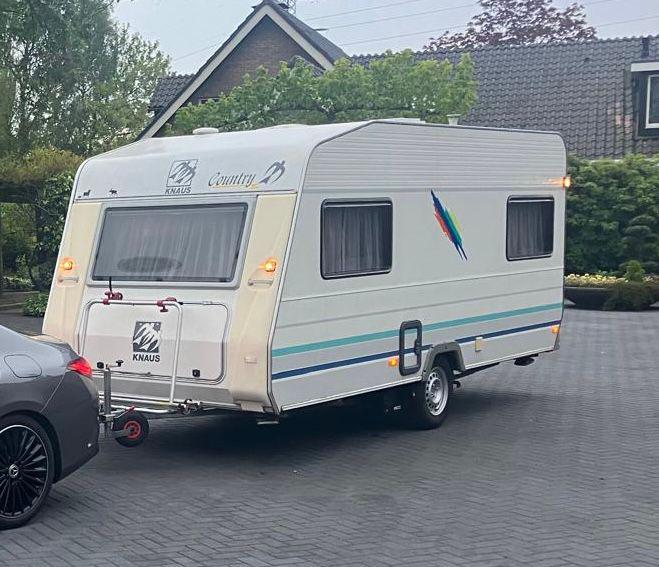Zeer nette Knaus 430 met mover, Vast bed, Rondzit, Particulier, Luifel
