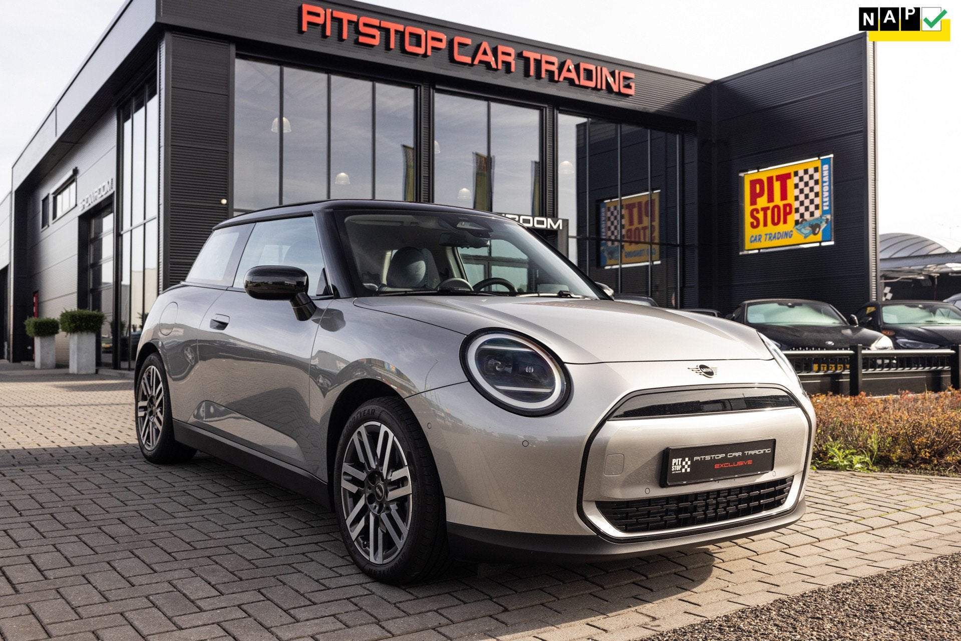Mini 3-Deurs Cooper E Classic S 40.7 kWh NL Auto, Stuurverwa, Auto's, Dealer onderhouden, Gebruikt, Zwart, 4 stoelen