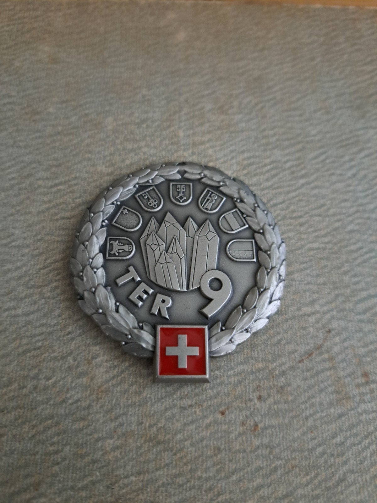 Baret embleem Zwitserland 9de Territoriale Divisie, Ophalen of Verzenden, Overige gebieden, Embleem of Badge