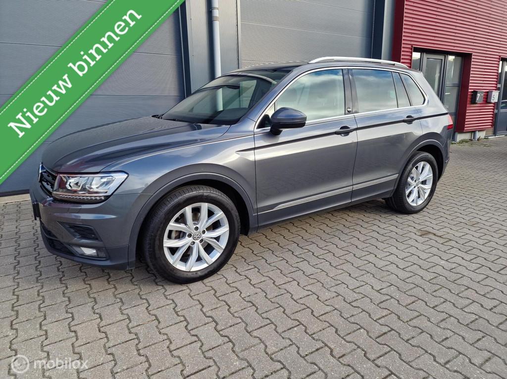 Volkswagen Tiguan 1.4 TSI ACT SOUND /Panoramadak/ Trekhaak, Stof, 4 cilinders, 17 km/l, 1398 kg