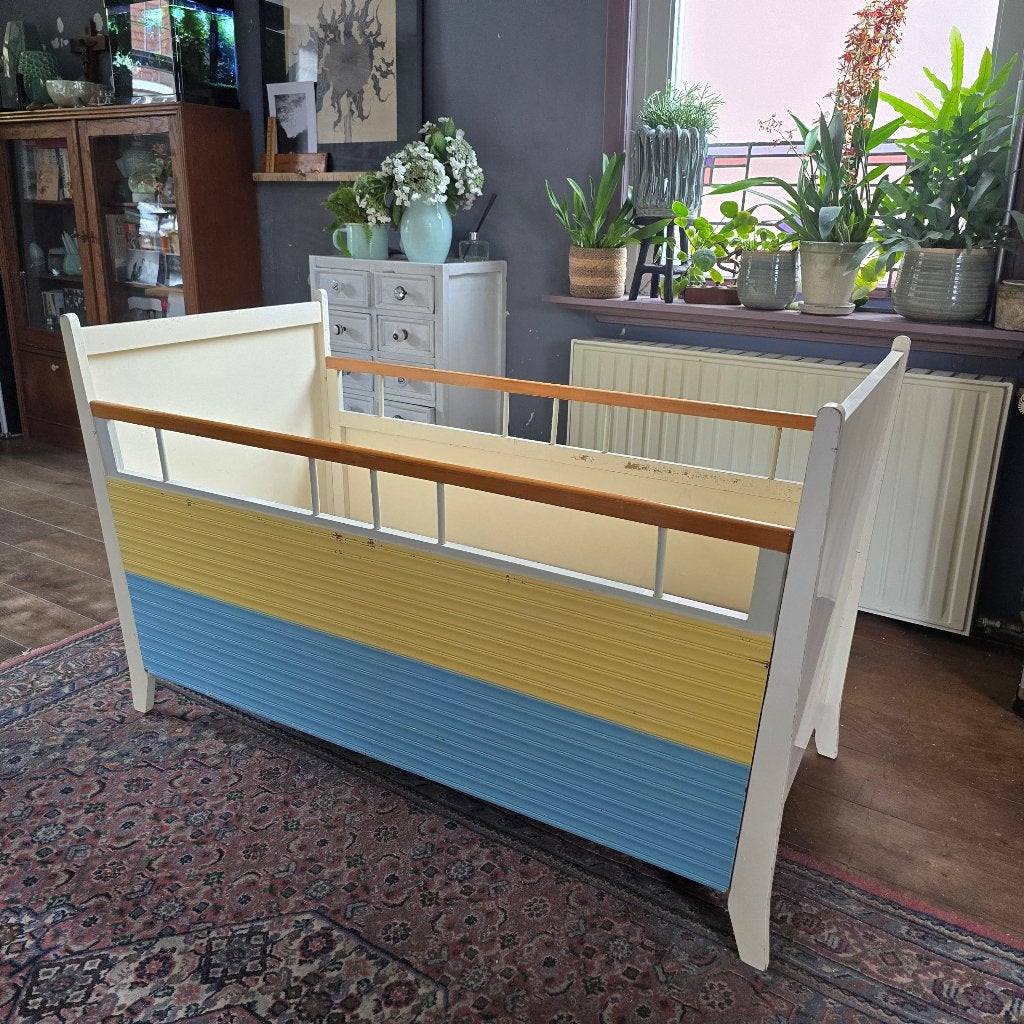 Vintage ledikant geel/blauw, Kinderen en Baby's, Babywiegjes en Ledikanten, Ophalen, Gebruikt, Ledikant
