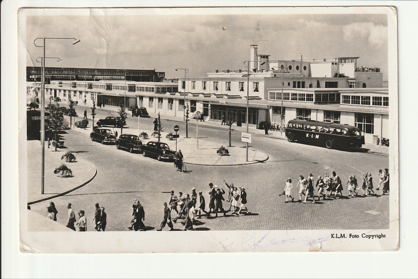 AMSTERDAM SCHIPHOL STATIONSPLEIN TAXI CROSSLEY VERHEUL KLM., Ophalen of Verzenden, 1940 tot 1960, Gelopen, Noord-Holland
